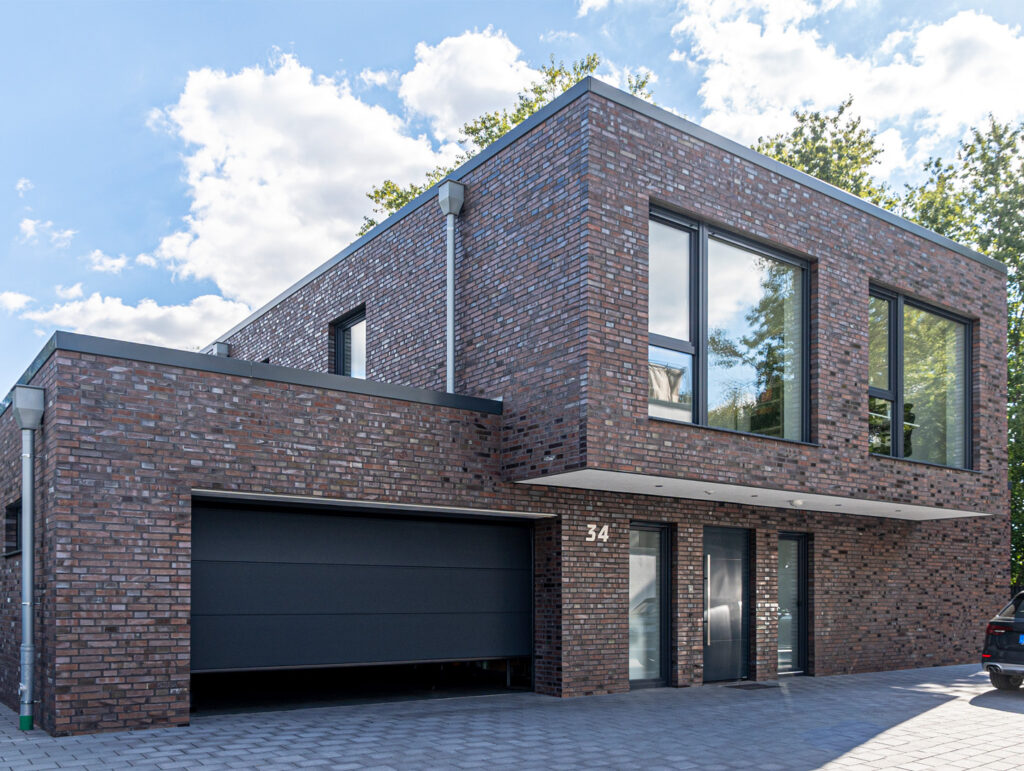 Einfamilienhaus mit dunkler Fassade